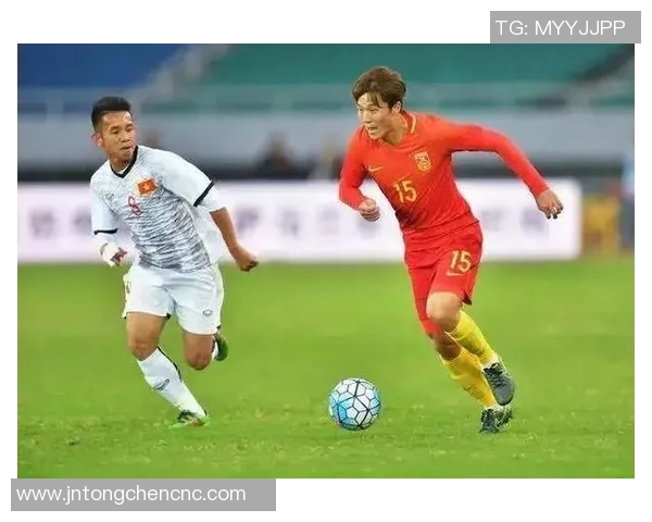 中国男足迎战武汉卓尔全力争胜展现实力与团队精神