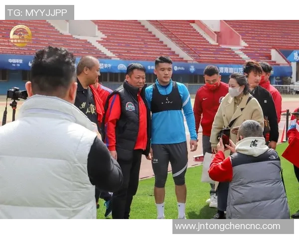 深圳足球队实力引发热议球迷对球队表现的看法与争论